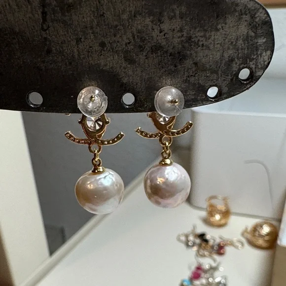 Elegant Gold and Pearl Drop Earrings - Picture 2 of 2